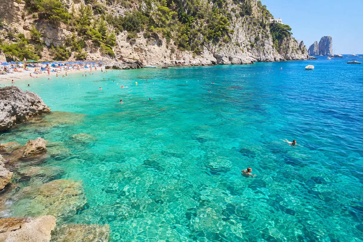 Praia de Capri com águas cristalinas