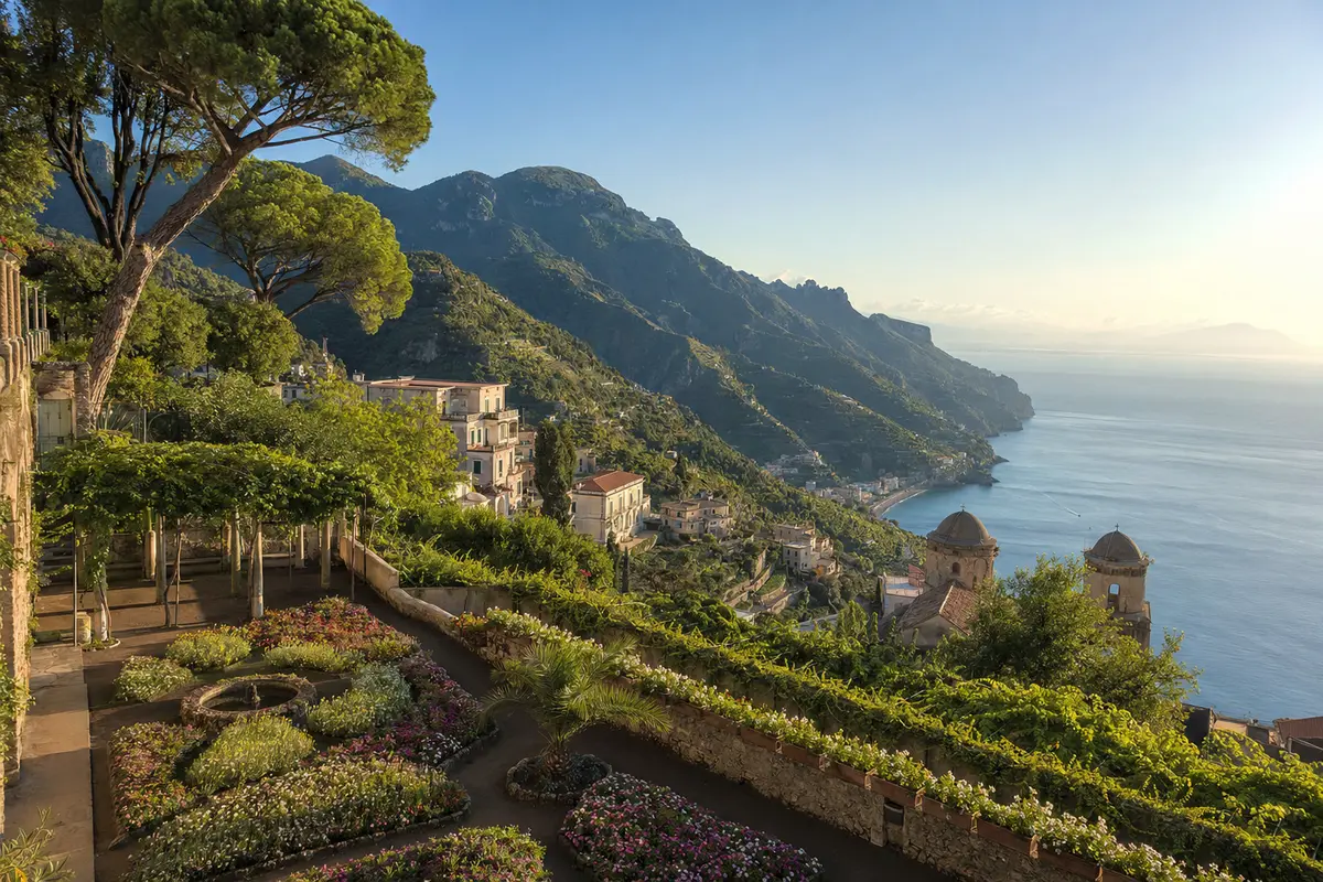 Ravello com jardins e vista para a Costa Amalfitana